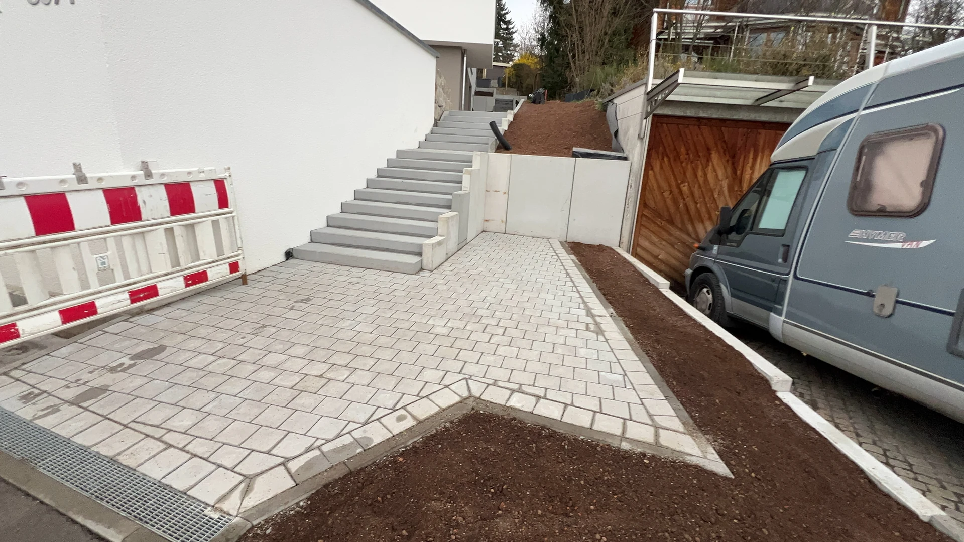 Hofzufahrt mit Natursteinpflaster und Blockstufen