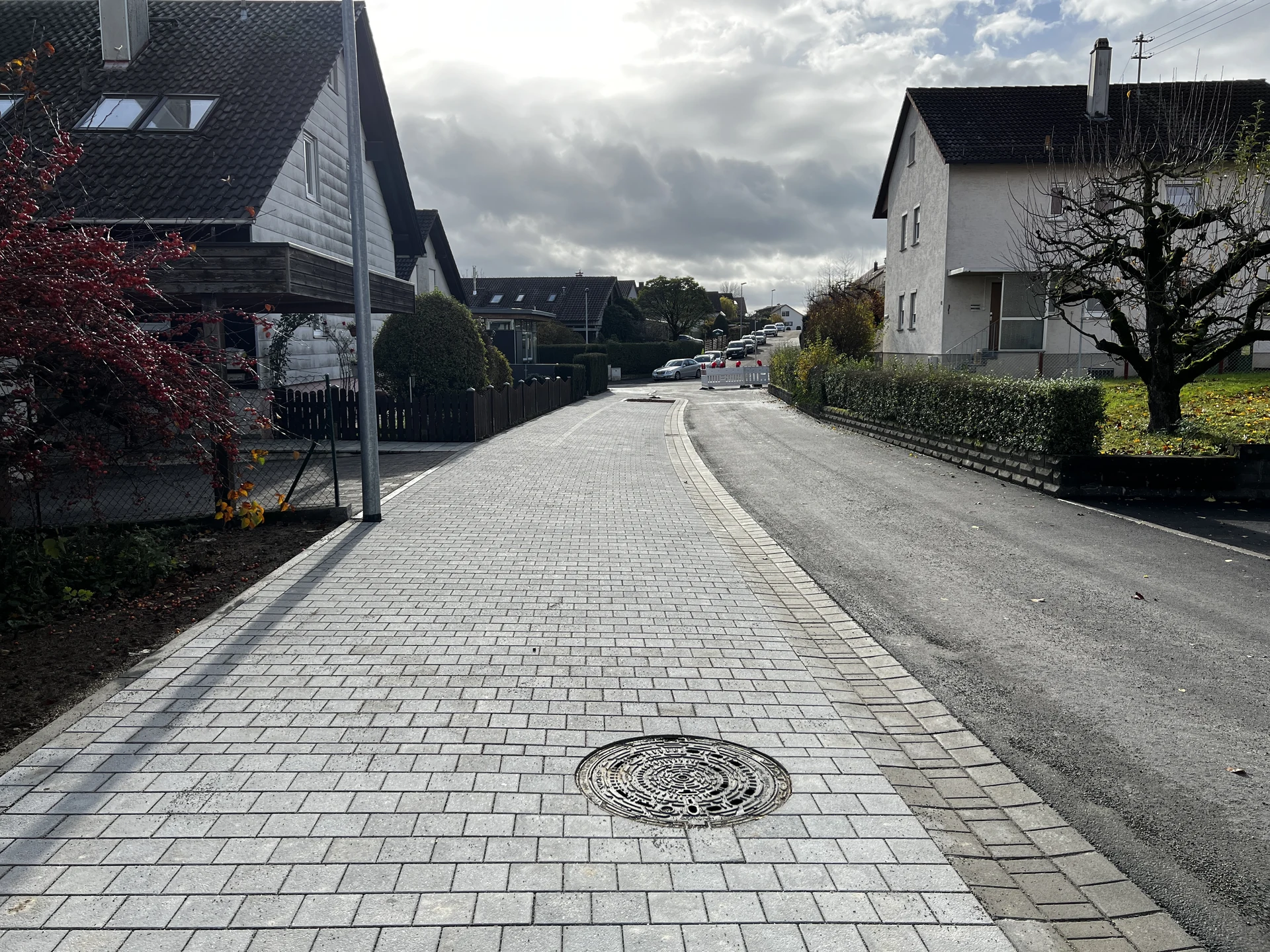 Fertige Fahrbahn- und Gehwegfläche in Pflaster