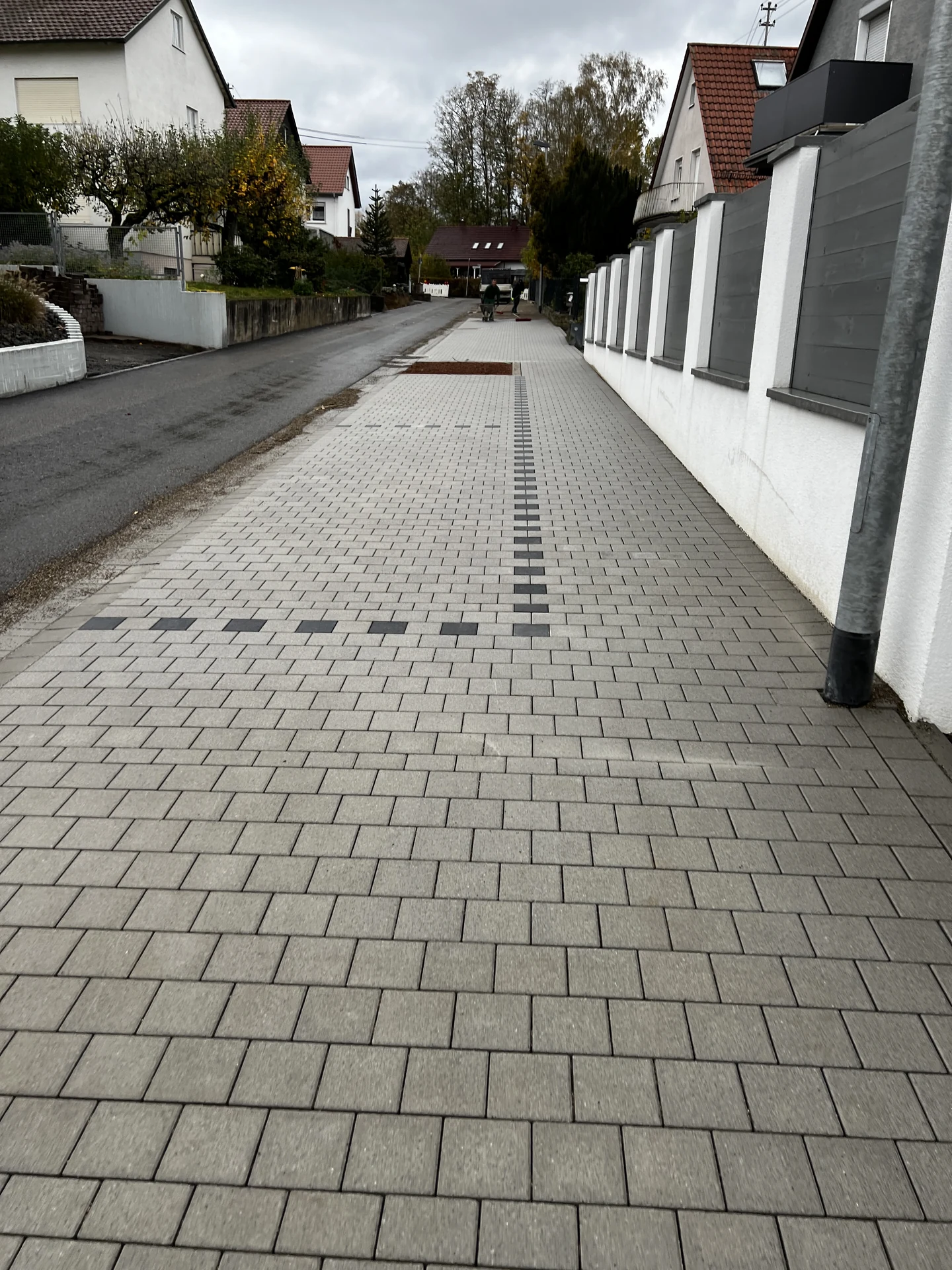 Gepflasterte Fläche mit eingelegtem dunklem Band