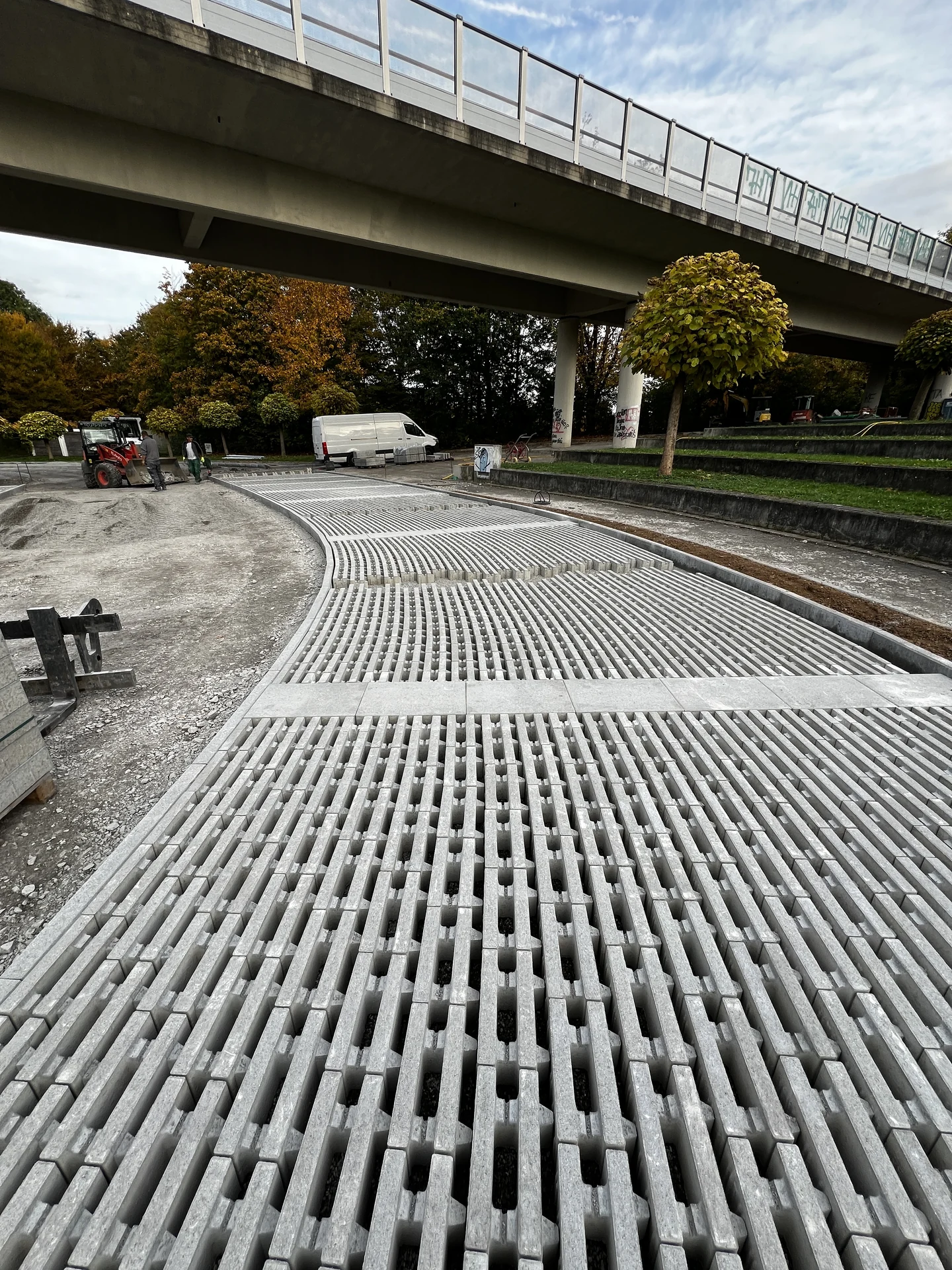Rasengitterfläche unter der Brücke im Aufbau