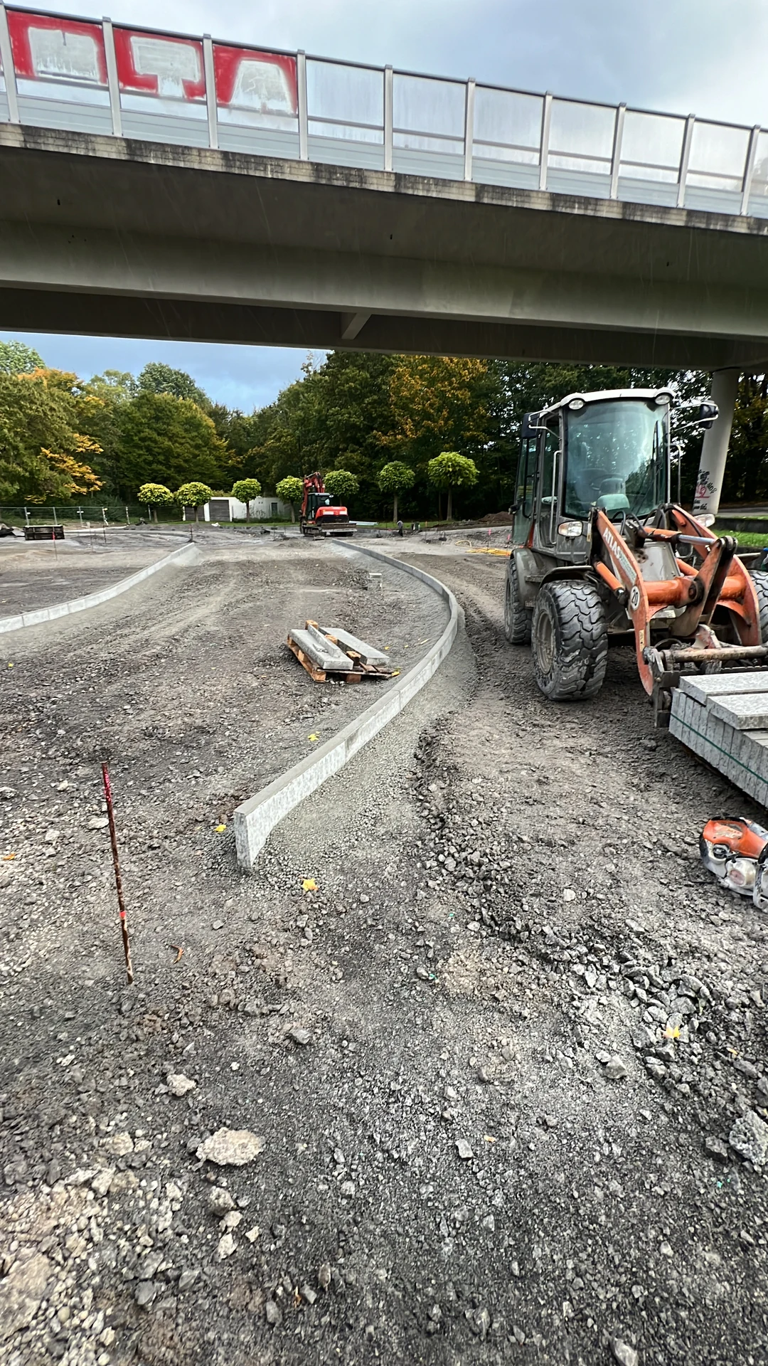 Bordsteine im Radius gesetzt, Aufbau mit dem Radlader