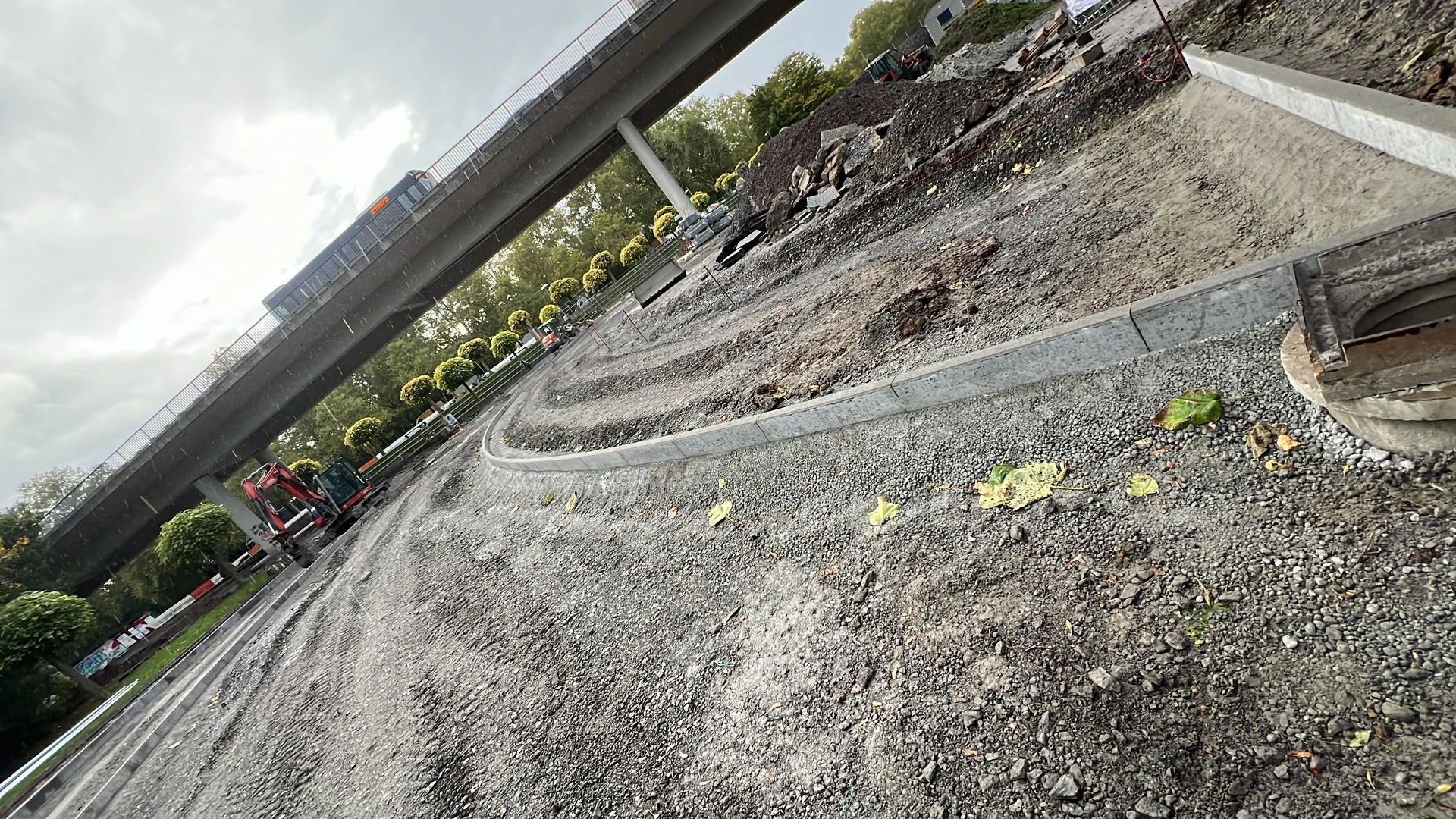 Rinnen- und Bordsteinverlauf mit vorbereitetem Unterbau