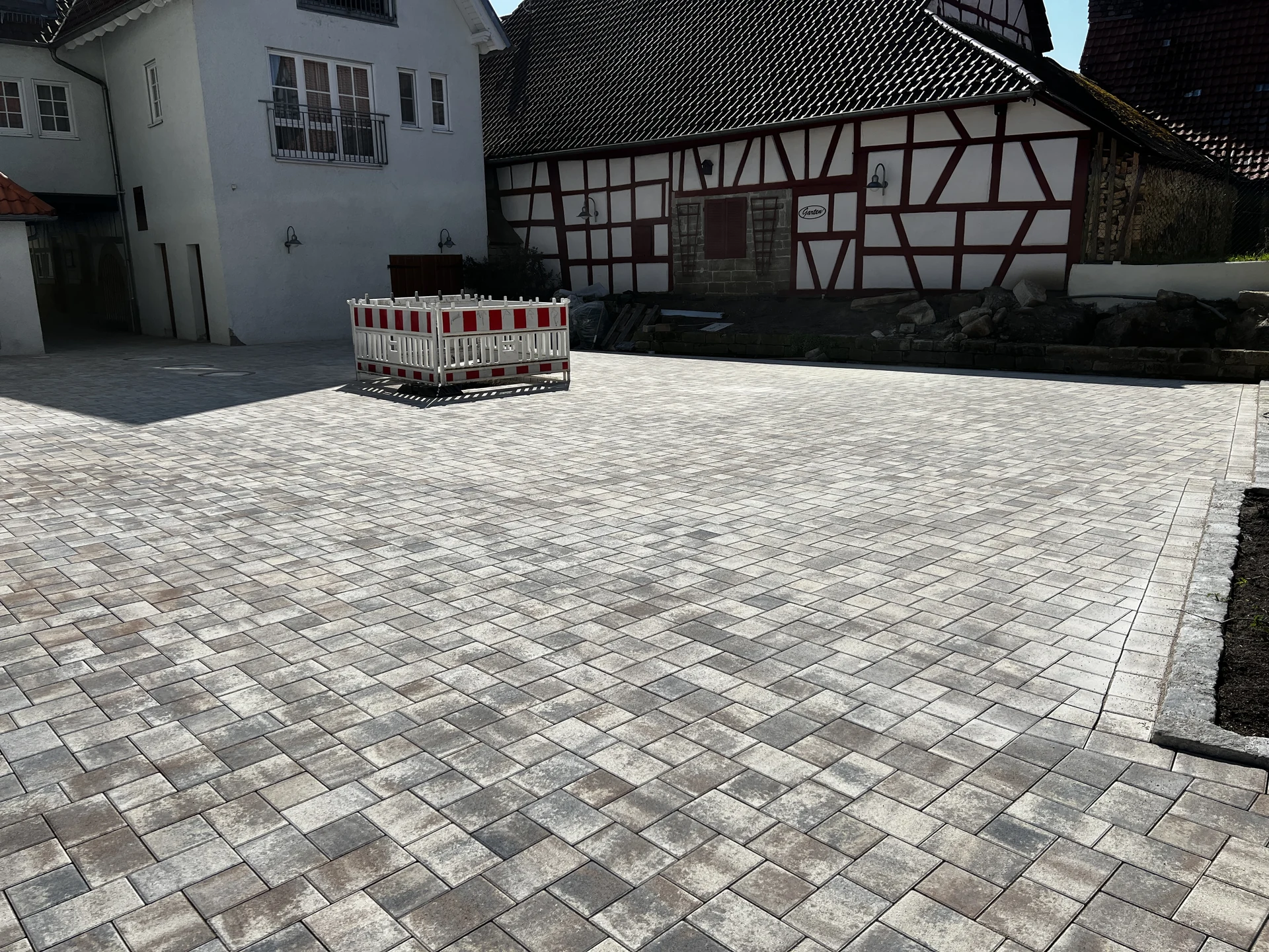 Große Hoffläche vor dem Fachwerkhaus, komplett gepflastert