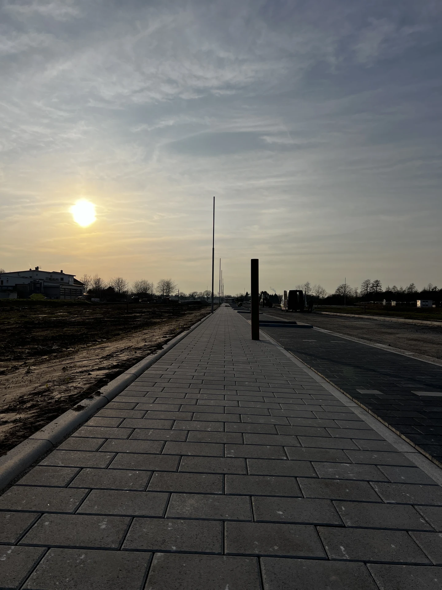 Gehweg im Abendlicht, Stellplatzbuchten in Reihe