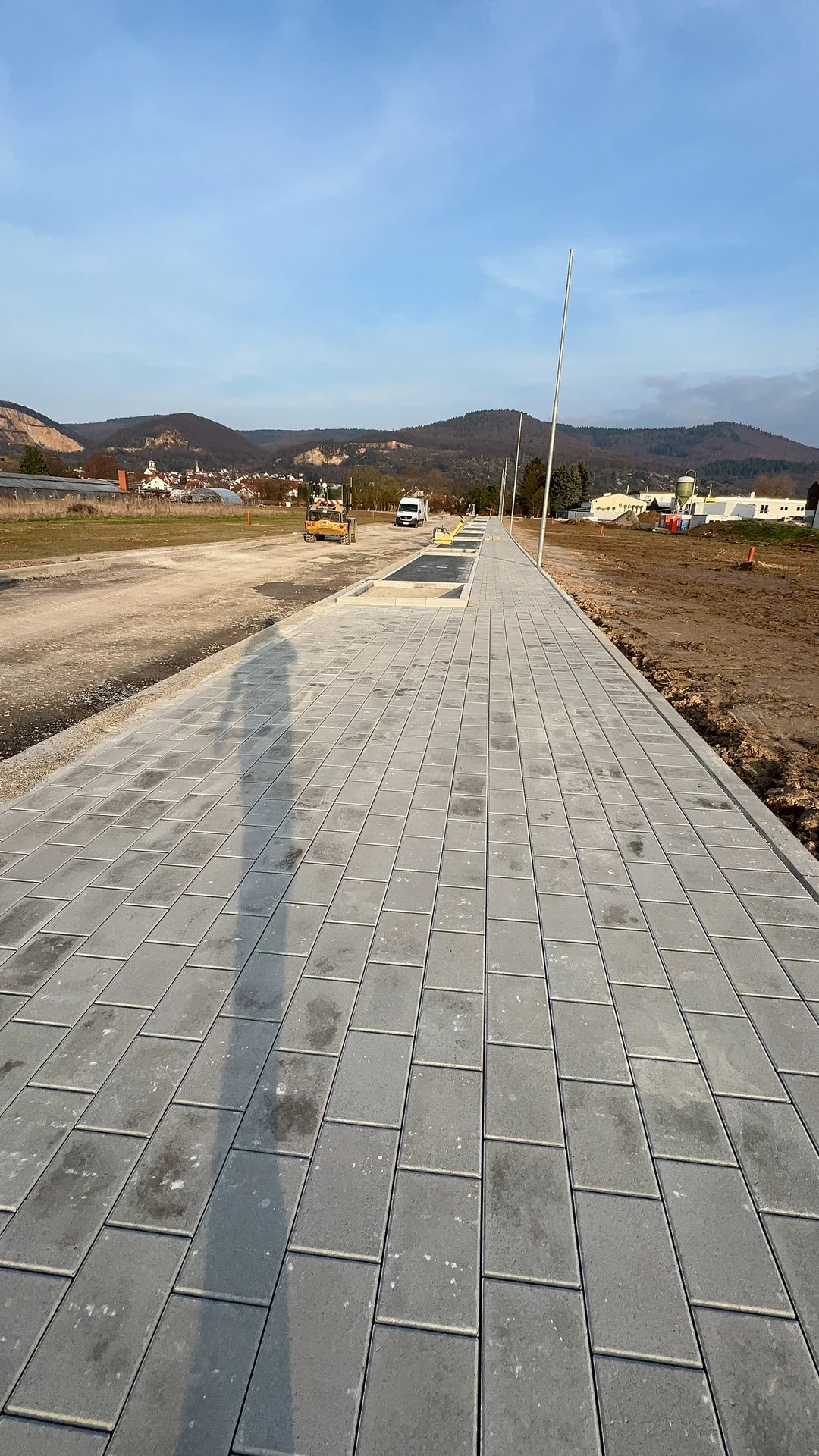 Gehweg und Stellplätze, Blick über das ganze Baufeld