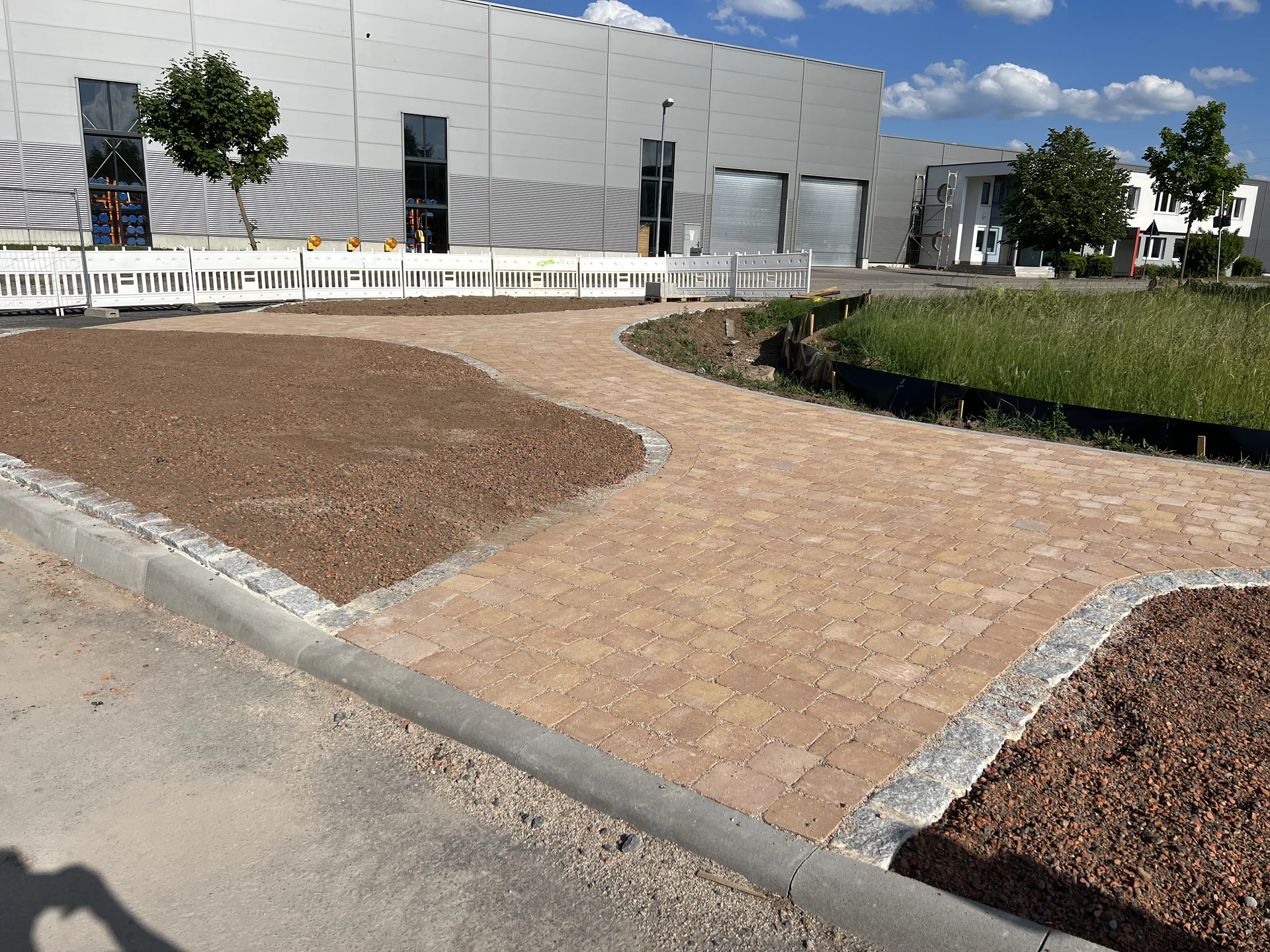 Geschwungener Gehweg in Antikpflaster