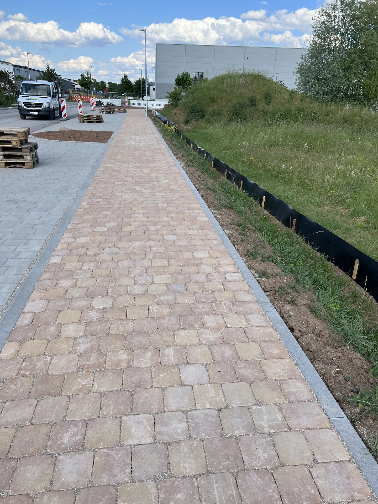 Weg mit Granit-Kleinpflaster als Einfassung