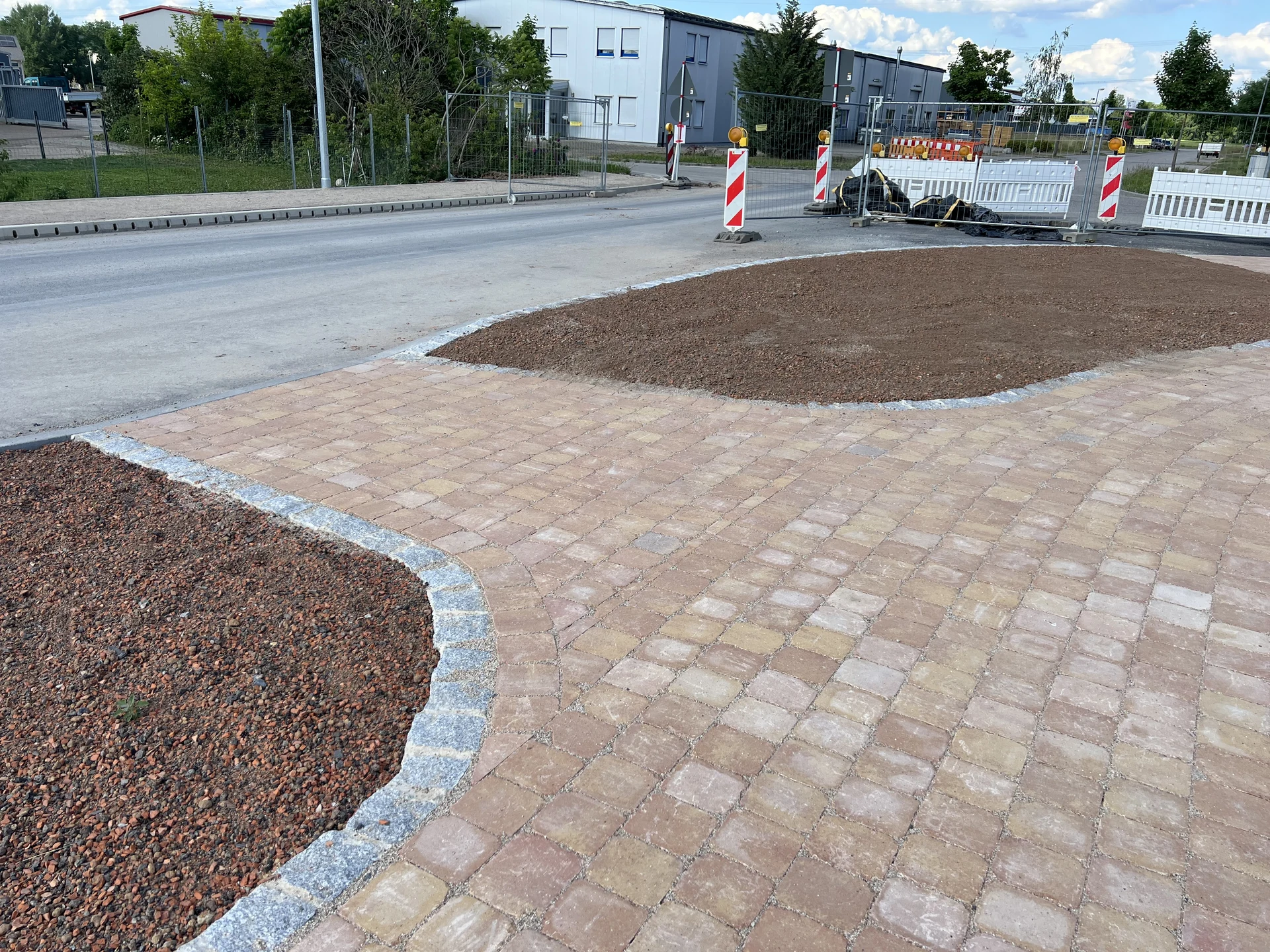 Wegekreuzung mit vorbereiteten Pflanzflächen
