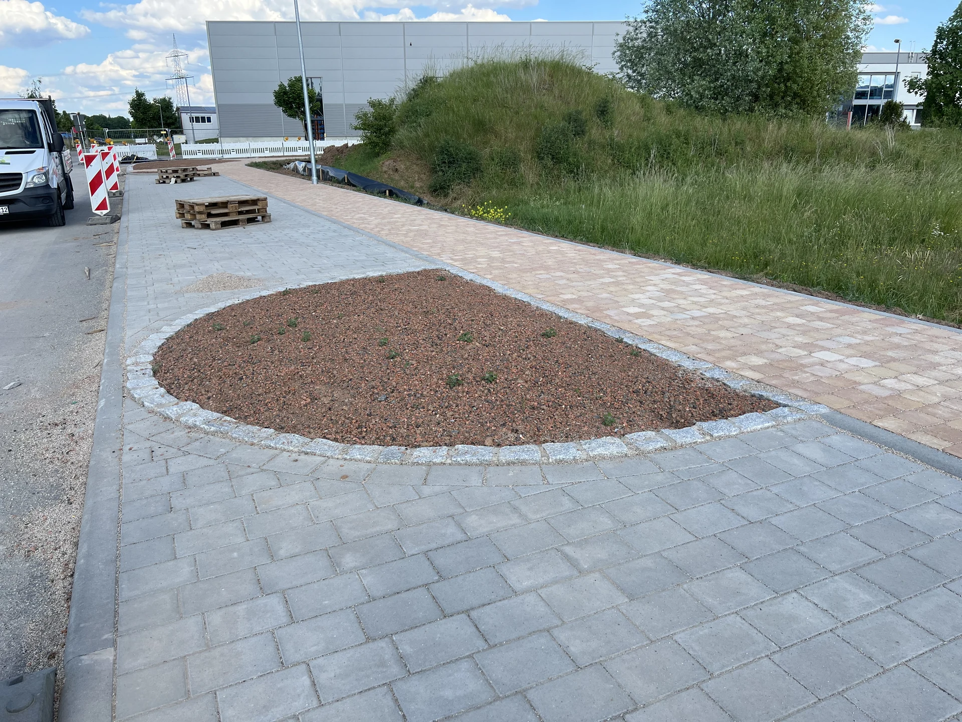 Pflanzbeet mit Splittabdeckung, in Granit eingefasst
