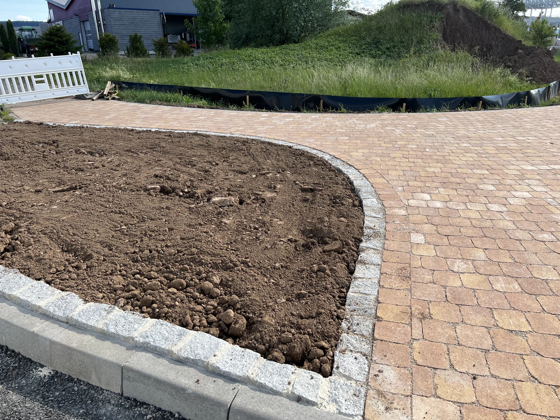 Beeteinfassung aus Granit-Kleinpflaster, Boden eingebaut